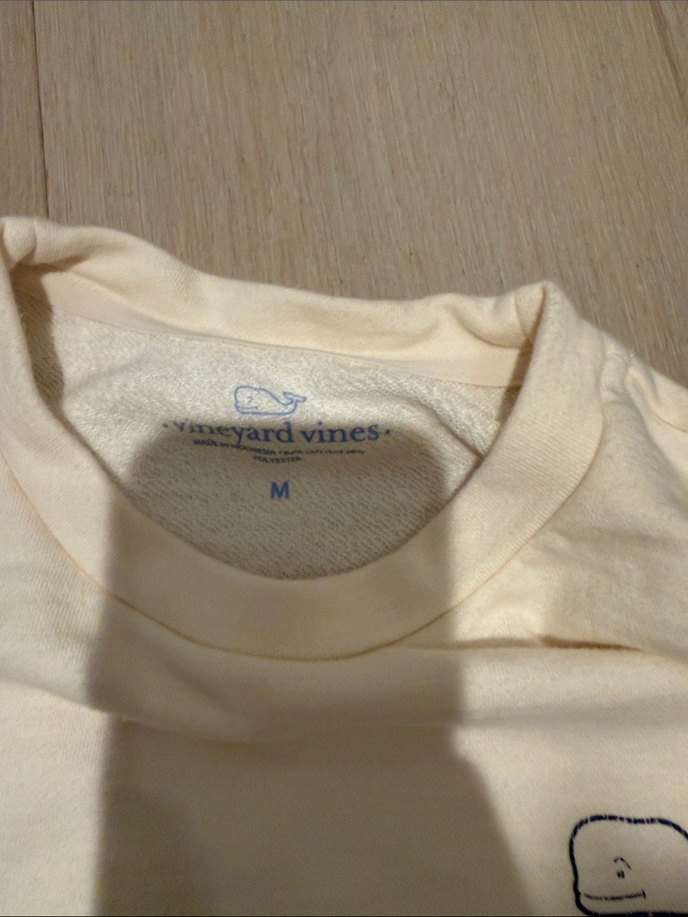 Vineyard Vines women’s Cream Crewneck with Whale Logo size medium worn once - Picture 3 of 4